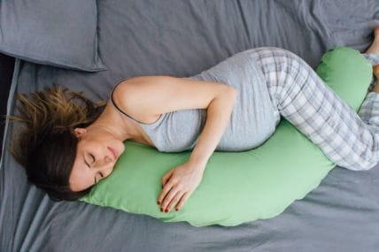 how to sleep with a pregnancy pillow