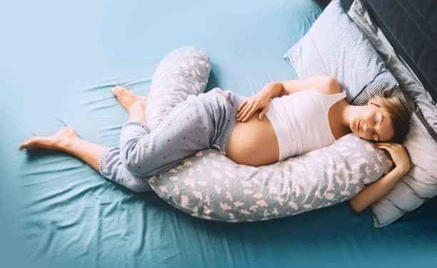 how to sleep with a pregnancy pillow